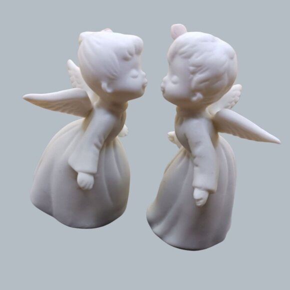 Kissing Angel cherubs Figurines Set Of 2 Matte Finish White 2.25" Tall - Picture 1 of 10